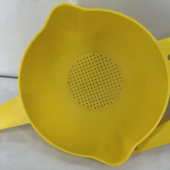 Vintage Tupperware Set of 2 Yellow Strainers Colanders 1523 2 Qt 1200 1 Qt Spout - Picture 2 of 13